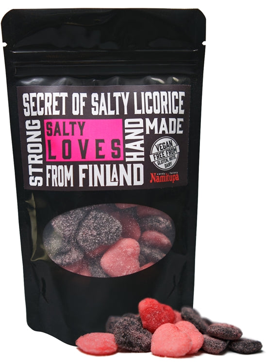 Finlland – bekroond met superzoute en sterke hartvormige snoepjes. Laat je niet misleiden door de kleur! Beide kleuren, zwart en roze, zijn zeer zoute salmiak met willekeurige frambozenstrepen! Salty Loves bevat geen ingrediënten die afkomstig zijn van zoethout, dus het is vrij van glycyrrhizine dat tijdens de zwangerschap of bij hypertensie te vermijden is. Namitupa Salty Loves zit in een verpakking van 100gram